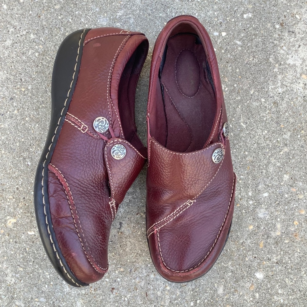 Clarks Bendables Womens 9M Burgundy Leather Slip On Loafers Button Detail‎ 63066